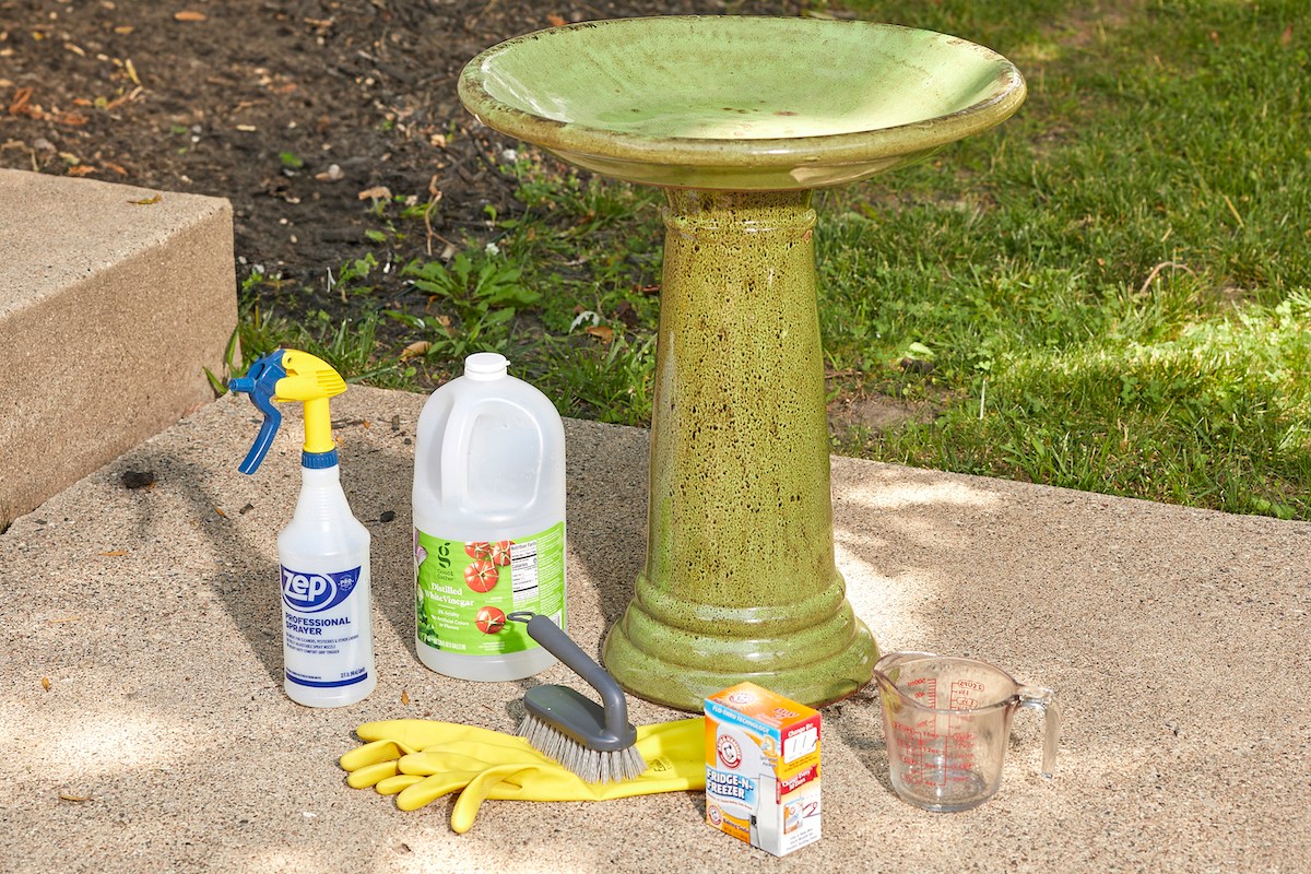 How to Clean a Bird Bath With Vinegar and Baking Soda